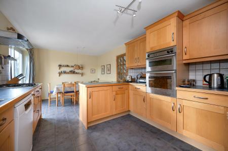 5 bedroom Detached house for sale in Queens Walk, Stamford, PE9