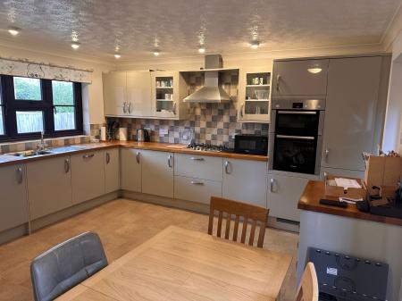 5 bedroom Detached house for sale in Tobias Grove, Stamford, PE9