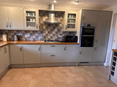 5 bedroom Detached house for sale in Tobias Grove, Stamford, PE9