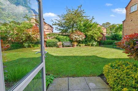 2 bedroom Flat to let in St. Georges Avenue, Stamford, PE9