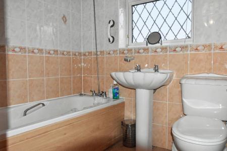 3 bedroom Semi-detached house to let in Moray Close, Stamford, PE9