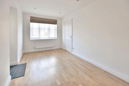 4 bedroom Detached house to let in Banks Crescent, Stamford, PE9