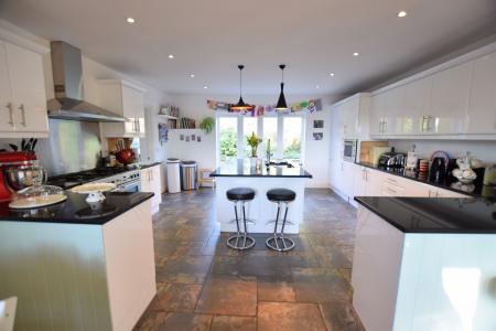 4 bedroom Detached house to let in Essendine Road, Ryhall, PE9