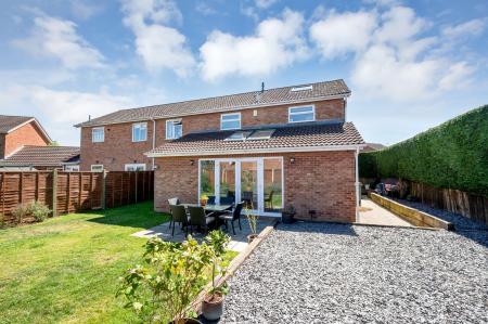 4 bedroom Semi-detached house for sale in Oak Road, Stamford, PE9