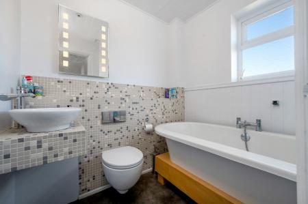 4 bedroom Semi-detached house for sale in Oak Road, Stamford, PE9