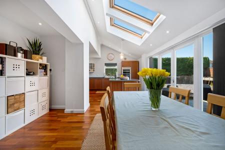 4 bedroom Semi-detached house for sale in Oak Road, Stamford, PE9