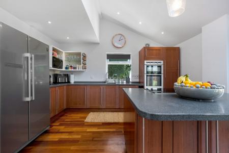 4 bedroom Semi-detached house for sale in Oak Road, Stamford, PE9