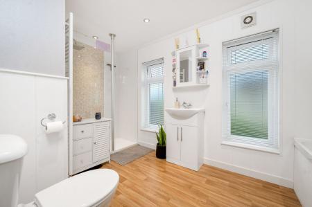 2 bedroom Lodge for sale in Yarwell Mill, Yarwell, PE8
