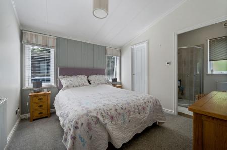 2 bedroom Lodge for sale in Barholm Road, Tallington, PE9