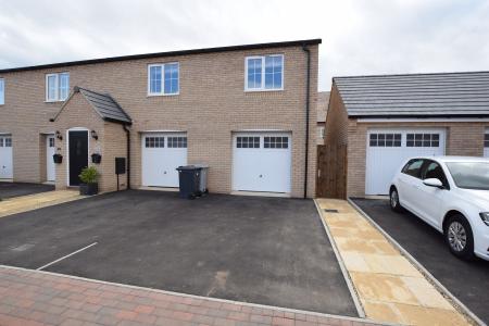 3 bedroom Town house to let in Langton Walk, Stamford, PE9