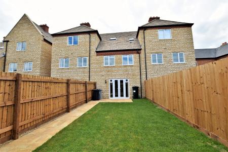 3 bedroom Town house to let in Langton Walk, Stamford, PE9