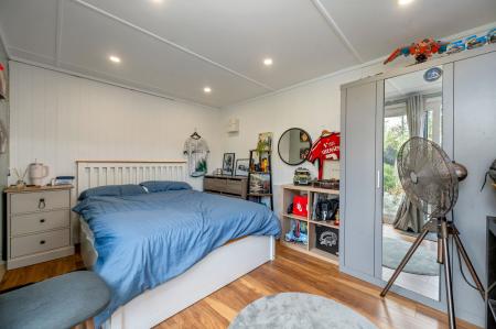 4 bedroom End of terrace house for sale in Worcester Crescent, Stamford, PE9