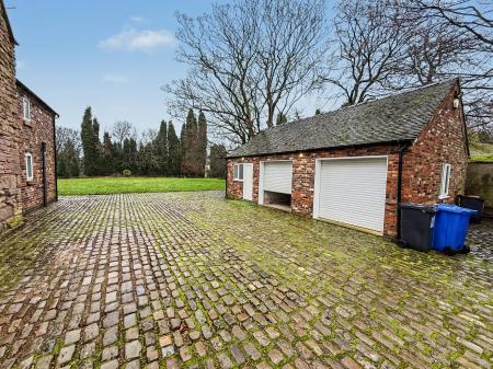 4 bedroom Detached house to let in Dimsdale Hall Drive, Dimsdale, Newcastle-under-Lyme, ST5