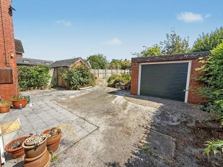 3 bedroom Semi-detached house for sale in Dilhorne Road, Forsbrook, ST11