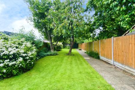 3 bedroom Semi-detached house for sale in Barkby Road, Syston, LE7