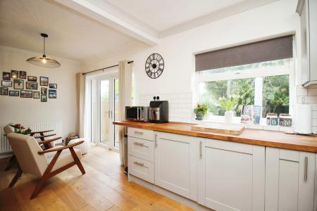 3 bedroom Semi-detached house for sale in Barkby Road, Syston, LE7