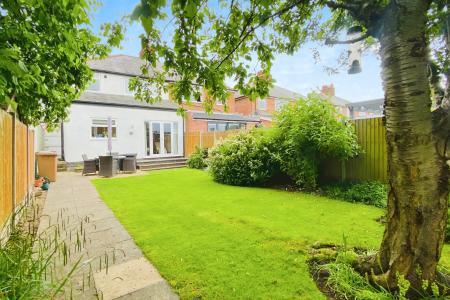 3 bedroom Semi-detached house for sale in Barkby Road, Syston, LE7