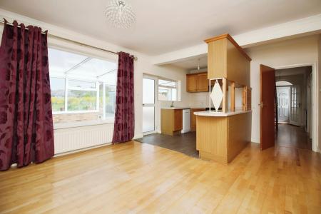 4 bedroom Detached bungalow for sale in Barkby Road, Syston, LE7