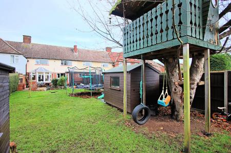 3 bedroom Terraced House for sale in Brighton Avenue, Syston, LE7