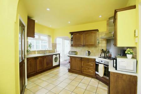 4 bedroom End of terrace house for sale in Brighton Avenue, Syston, LE7