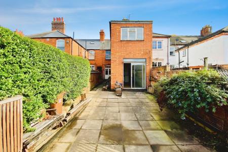 4 bedroom Terraced House for sale in Broad Street, Syston, LE7