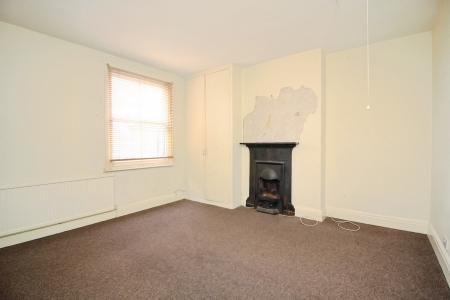 4 bedroom Terraced House for sale in Broad Street, Syston, LE7