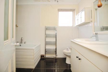 4 bedroom Terraced House for sale in Broad Street, Syston, LE7