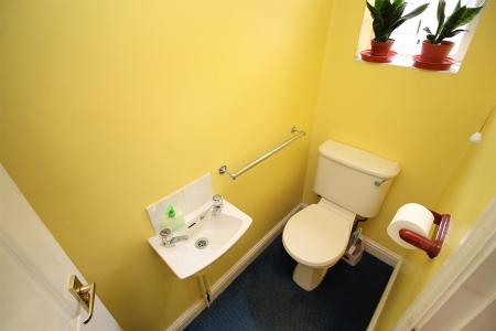 3 bedroom Semi-detached house for sale in Broadway, Syston, LE7