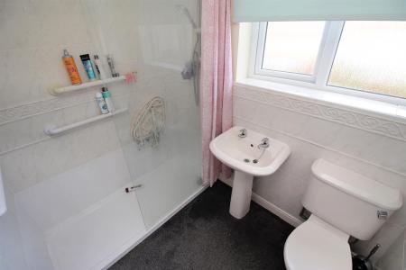 3 bedroom Semi-detached house for sale in Broadway, Syston, LE7