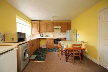 3 bedroom Semi-detached house for sale in Broadway, Syston, LE7