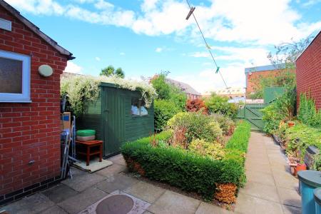 3 bedroom Semi-detached house for sale in Broadway, Syston, LE7