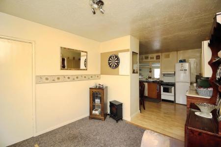 4 bedroom Semi-detached house for sale in Central Avenue, Syston, LE7