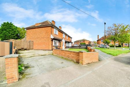 4 bedroom Semi-detached house for sale in Central Avenue, Syston, LE7