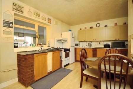 4 bedroom Semi-detached house for sale in Central Avenue, Syston, LE7