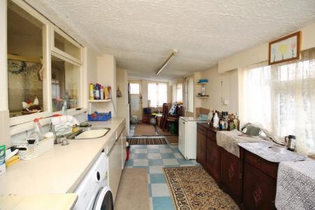 4 bedroom Semi-detached house for sale in Central Avenue, Syston, LE7