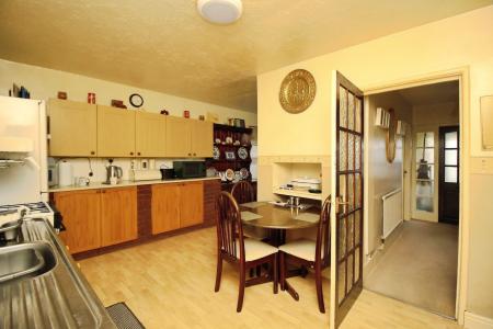 4 bedroom Semi-detached house for sale in Central Avenue, Syston, LE7