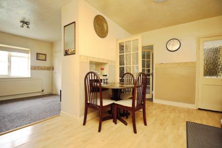 4 bedroom Semi-detached house for sale in Central Avenue, Syston, LE7