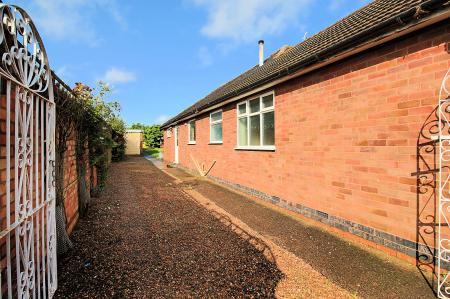 3 bedroom Semi-detached bungalow for sale in Colby Drive, Thurmaston, LE4
