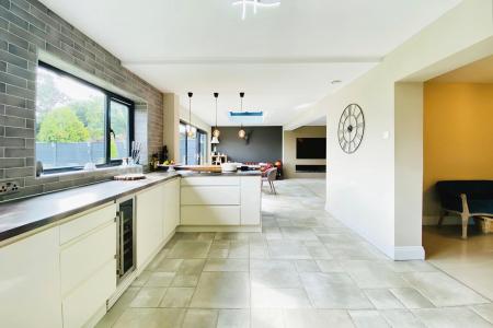 5 bedroom Detached bungalow for sale in Colby Drive, Thurmaston, LE4