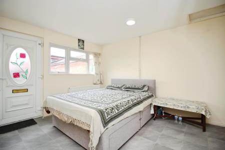 4 bedroom End of terrace house for sale in Dunbar Road, Leicester, LE4