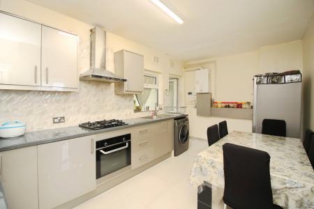 4 bedroom End of terrace house for sale in Dunbar Road, Leicester, LE4