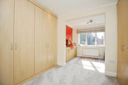 5 bedroom Detached house for sale in Dwyer Close, Syston, LE7