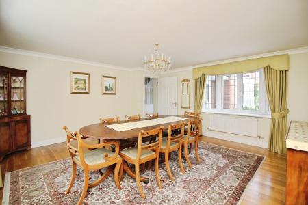 5 bedroom Detached house for sale in Dwyer Close, Syston, LE7