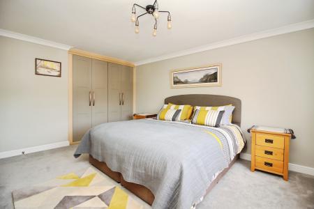 5 bedroom Detached house for sale in Dwyer Close, Syston, LE7