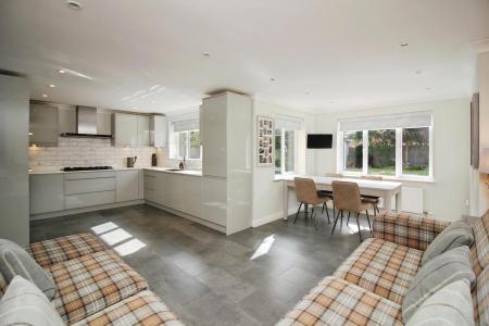 5 bedroom Detached house for sale in Dwyer Close, Syston, LE7