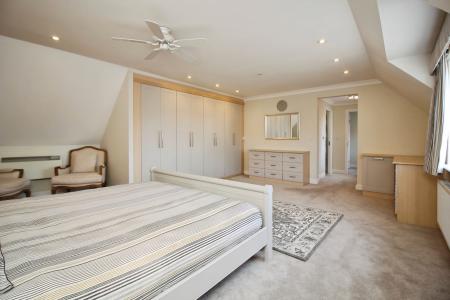 5 bedroom Detached house for sale in Dwyer Close, Syston, LE7