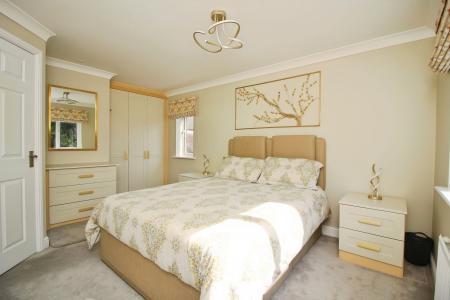 5 bedroom Detached house for sale in Dwyer Close, Syston, LE7