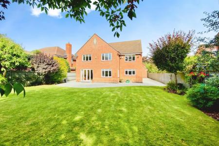 5 bedroom Detached house for sale in Dwyer Close, Syston, LE7