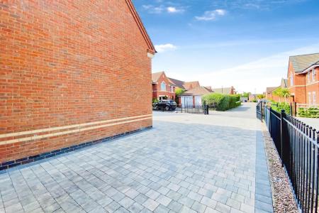 5 bedroom Detached house for sale in Dwyer Close, Syston, LE7