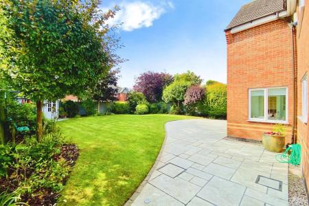 5 bedroom Detached house for sale in Dwyer Close, Syston, LE7
